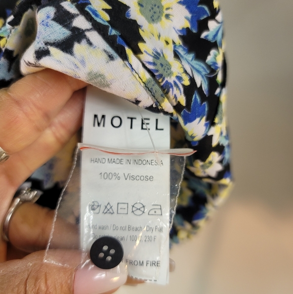 MOTEL FLORAL SHORT SLEEVE BUTTON DOWN RUFFLES ROMPER WOMENS SIZE XL - Picture 12 of 16